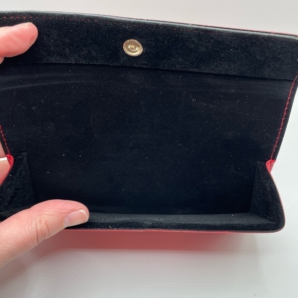 GUESS Red & Black Eyeglasses Case with Cleaning Cloth- NWOT - Picture 4 of 7